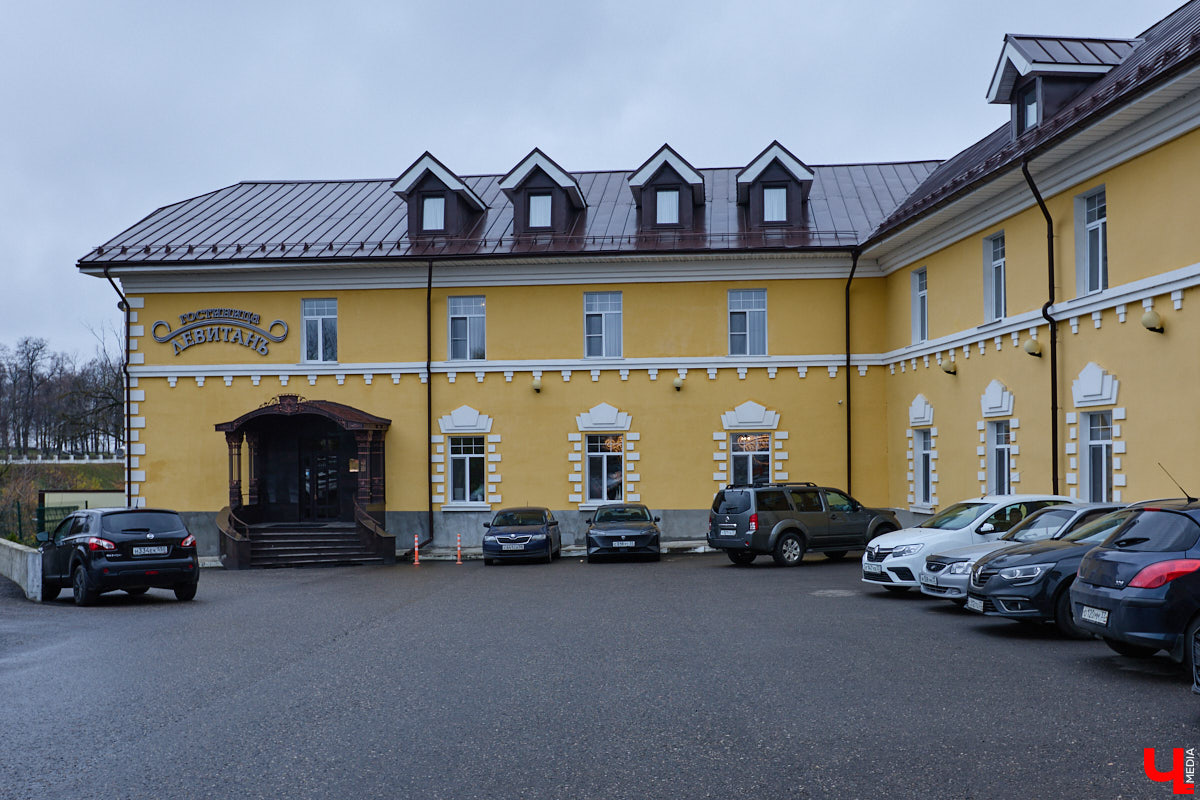 Хрущевки и серые «панельки» — неотъемлемая часть атмосферы русских городов. Но есть мнение, что такие непривлекательные сооружения угнетающе действуют на психику жителей. Уместны ли существующие цветовые доминанты в городской среде и нужно ли увеличивать их число в будущем? «Ключ-Медиа» объяснила владимирский архитектор.