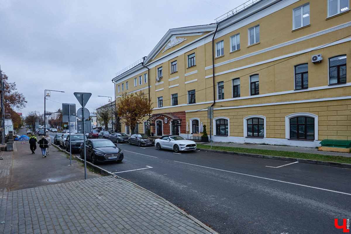 Хрущевки и серые «панельки» — неотъемлемая часть атмосферы русских городов. Но есть мнение, что такие непривлекательные сооружения угнетающе действуют на психику жителей. Уместны ли существующие цветовые доминанты в городской среде и нужно ли увеличивать их число в будущем? «Ключ-Медиа» объяснила владимирский архитектор.