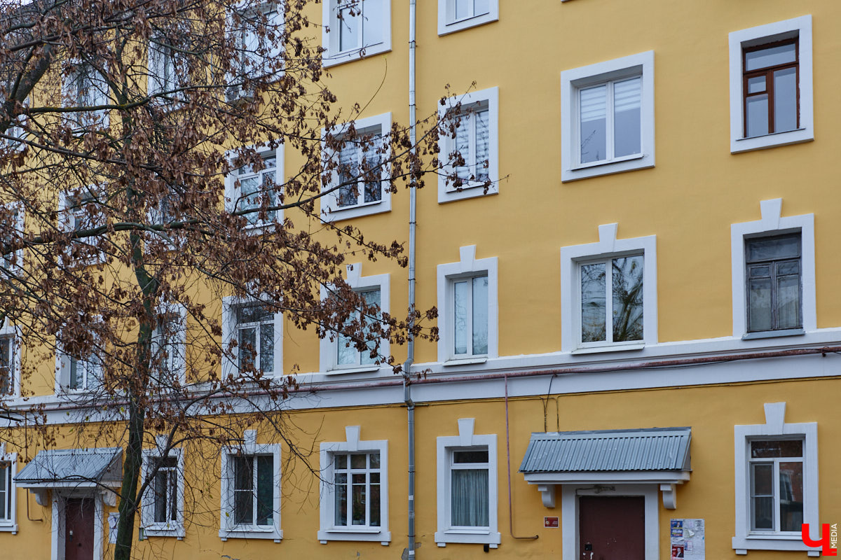 Хрущевки и серые «панельки» — неотъемлемая часть атмосферы русских городов. Но есть мнение, что такие непривлекательные сооружения угнетающе действуют на психику жителей. Уместны ли существующие цветовые доминанты в городской среде и нужно ли увеличивать их число в будущем? «Ключ-Медиа» объяснила владимирский архитектор.