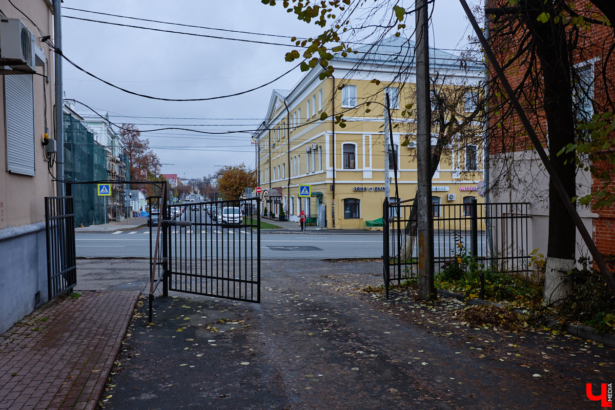 Хрущевки и серые «панельки» — неотъемлемая часть атмосферы русских городов. Но есть мнение, что такие непривлекательные сооружения угнетающе действуют на психику жителей. Уместны ли существующие цветовые доминанты в городской среде и нужно ли увеличивать их число в будущем? «Ключ-Медиа» объяснила владимирский архитектор.