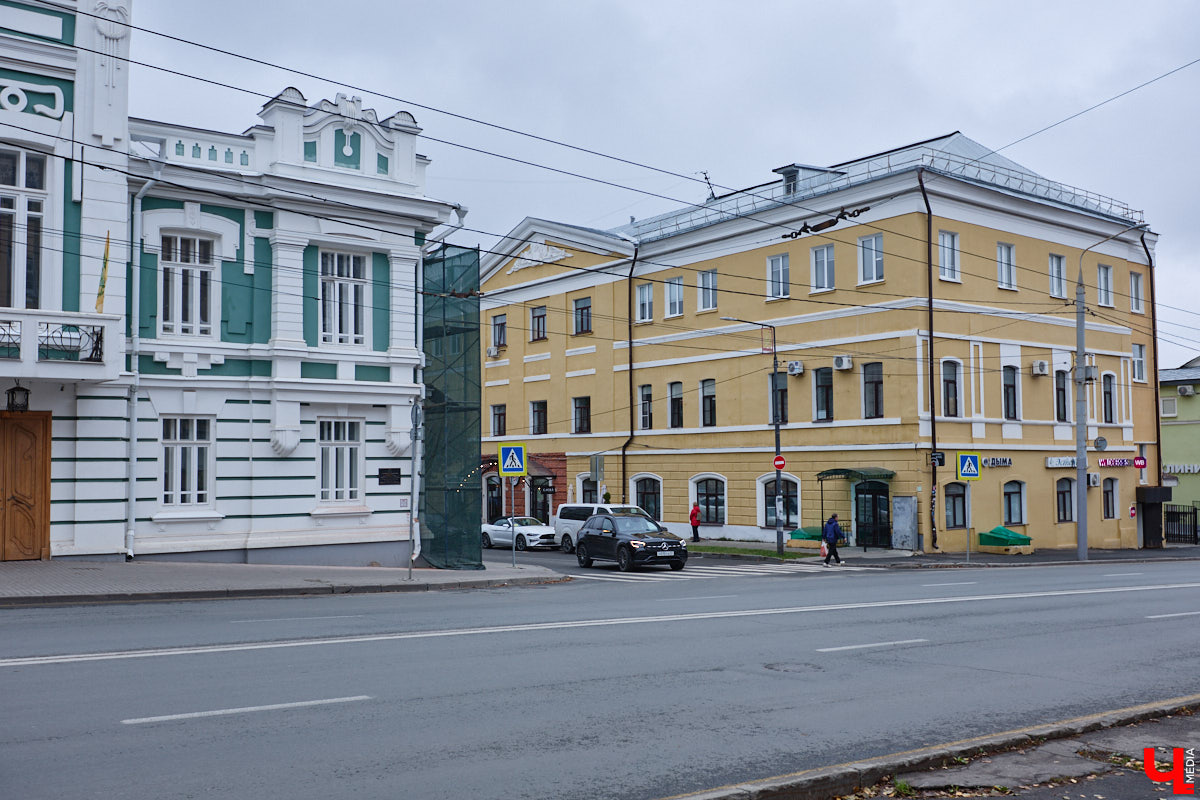 Хрущевки и серые «панельки» — неотъемлемая часть атмосферы русских городов. Но есть мнение, что такие непривлекательные сооружения угнетающе действуют на психику жителей. Уместны ли существующие цветовые доминанты в городской среде и нужно ли увеличивать их число в будущем? «Ключ-Медиа» объяснила владимирский архитектор.