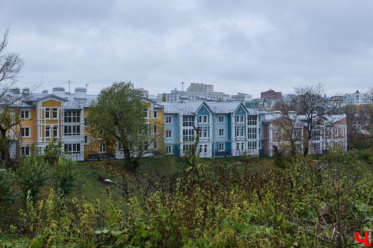 Хрущевки и серые «панельки» — неотъемлемая часть атмосферы русских городов. Но есть мнение, что такие непривлекательные сооружения угнетающе действуют на психику жителей. Уместны ли существующие цветовые доминанты в городской среде и нужно ли увеличивать их число в будущем? «Ключ-Медиа» объяснила владимирский архитектор.