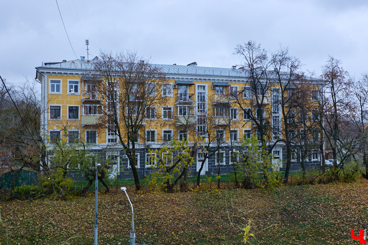Хрущевки и серые «панельки» — неотъемлемая часть атмосферы русских городов. Но есть мнение, что такие непривлекательные сооружения угнетающе действуют на психику жителей. Уместны ли существующие цветовые доминанты в городской среде и нужно ли увеличивать их число в будущем? «Ключ-Медиа» объяснила владимирский архитектор.