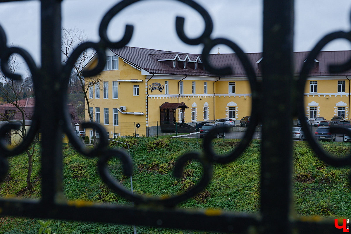 Хрущевки и серые «панельки» — неотъемлемая часть атмосферы русских городов. Но есть мнение, что такие непривлекательные сооружения угнетающе действуют на психику жителей. Уместны ли существующие цветовые доминанты в городской среде и нужно ли увеличивать их число в будущем? «Ключ-Медиа» объяснила владимирский архитектор.