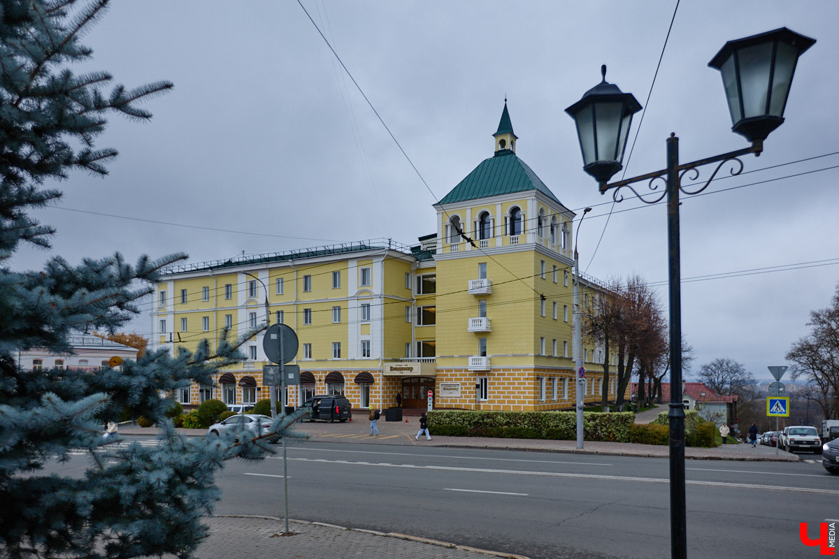 Хрущевки и серые «панельки» — неотъемлемая часть атмосферы русских городов. Но есть мнение, что такие непривлекательные сооружения угнетающе действуют на психику жителей. Уместны ли существующие цветовые доминанты в городской среде и нужно ли увеличивать их число в будущем? «Ключ-Медиа» объяснила владимирский архитектор.