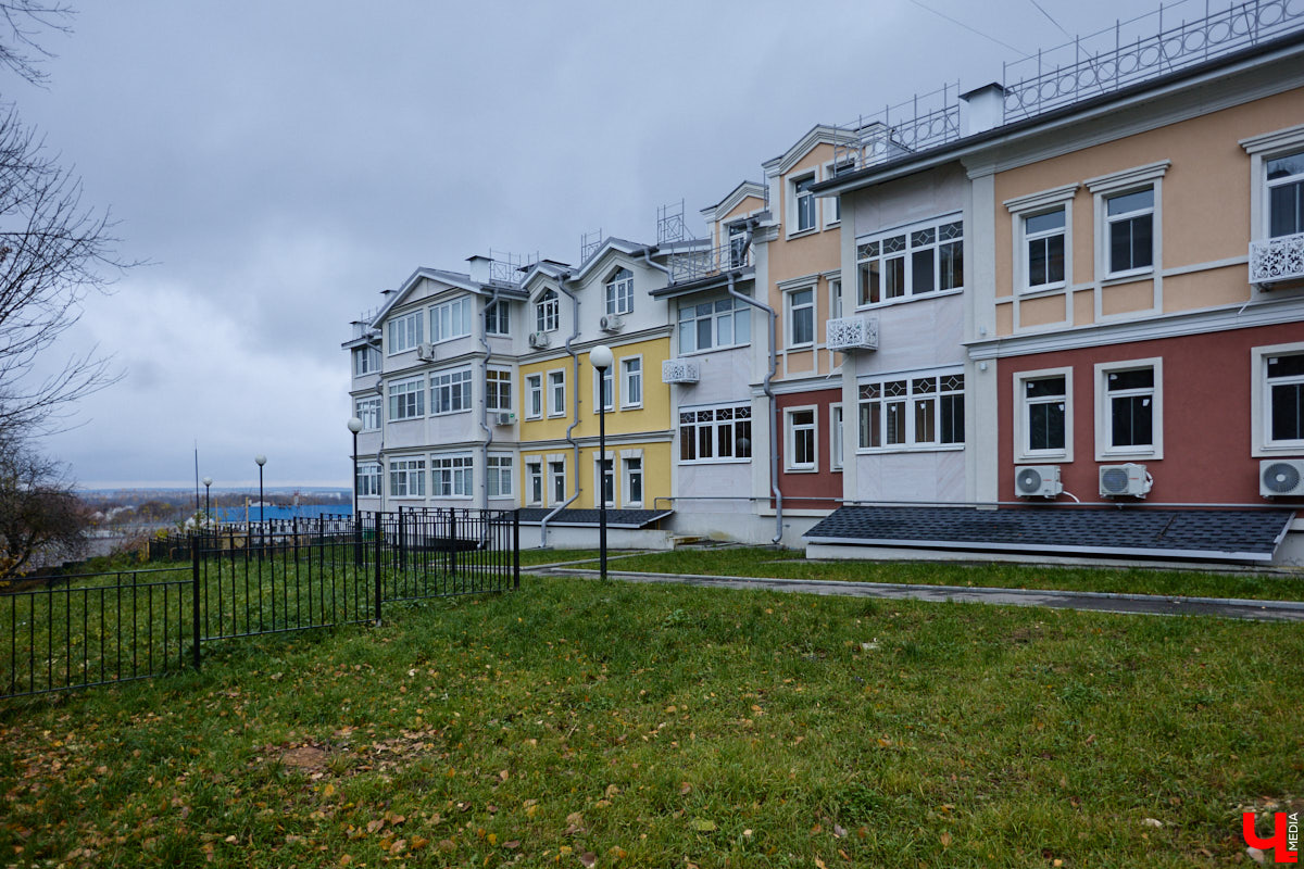 Хрущевки и серые «панельки» — неотъемлемая часть атмосферы русских городов. Но есть мнение, что такие непривлекательные сооружения угнетающе действуют на психику жителей. Уместны ли существующие цветовые доминанты в городской среде и нужно ли увеличивать их число в будущем? «Ключ-Медиа» объяснила владимирский архитектор.