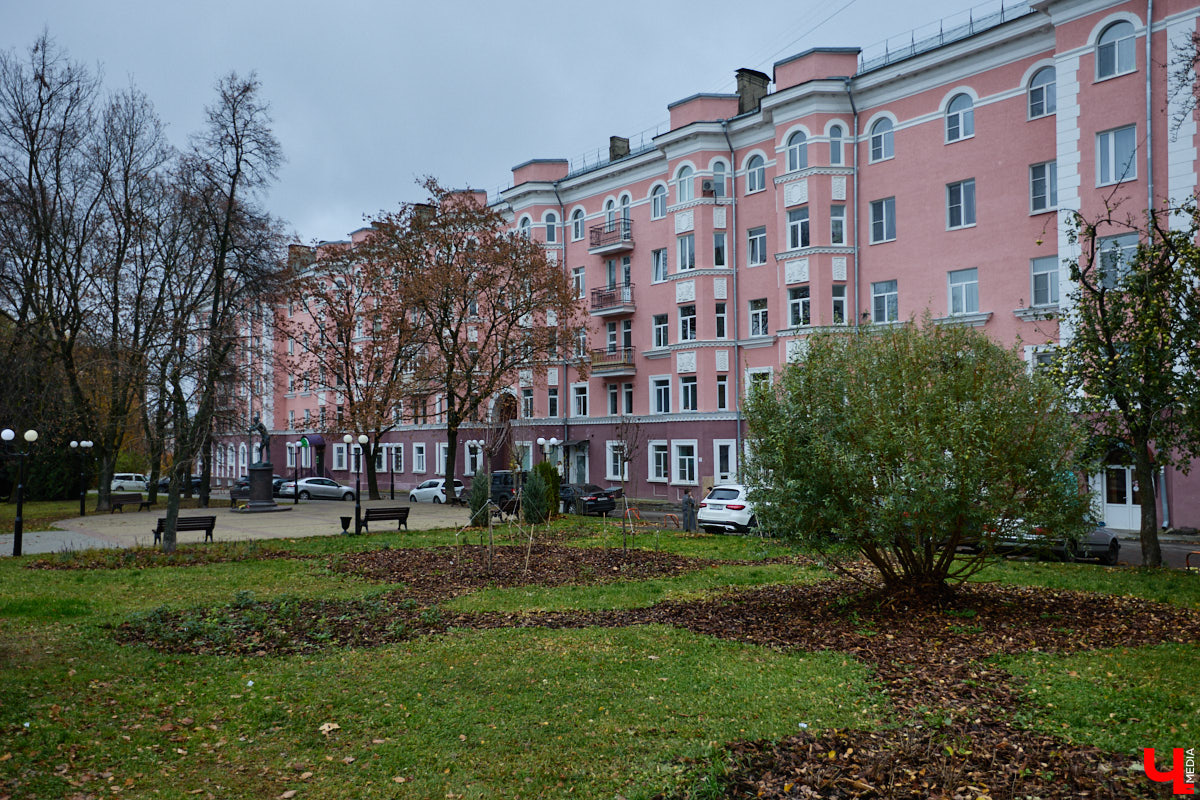 Хрущевки и серые «панельки» — неотъемлемая часть атмосферы русских городов. Но есть мнение, что такие непривлекательные сооружения угнетающе действуют на психику жителей. Уместны ли существующие цветовые доминанты в городской среде и нужно ли увеличивать их число в будущем? «Ключ-Медиа» объяснила владимирский архитектор.