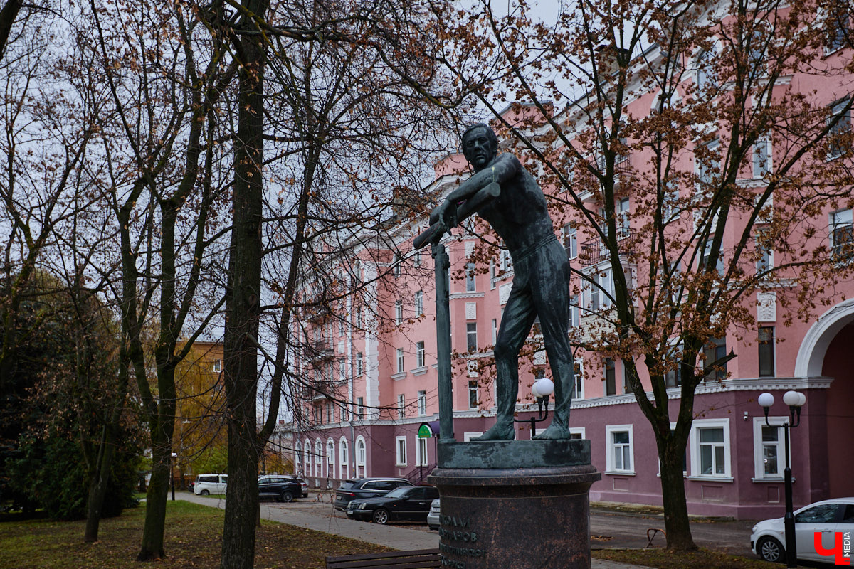 Хрущевки и серые «панельки» — неотъемлемая часть атмосферы русских городов. Но есть мнение, что такие непривлекательные сооружения угнетающе действуют на психику жителей. Уместны ли существующие цветовые доминанты в городской среде и нужно ли увеличивать их число в будущем? «Ключ-Медиа» объяснила владимирский архитектор.