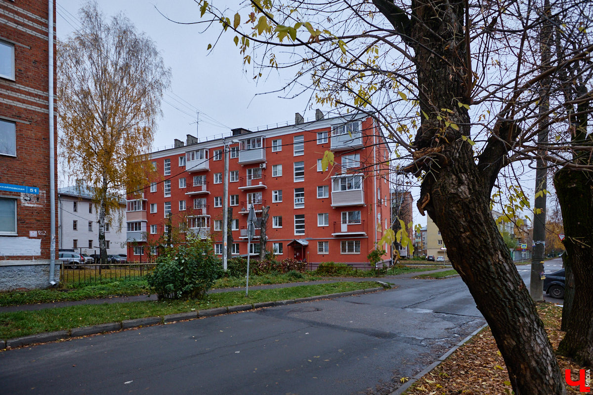 Хрущевки и серые «панельки» — неотъемлемая часть атмосферы русских городов. Но есть мнение, что такие непривлекательные сооружения угнетающе действуют на психику жителей. Уместны ли существующие цветовые доминанты в городской среде и нужно ли увеличивать их число в будущем? «Ключ-Медиа» объяснила владимирский архитектор.