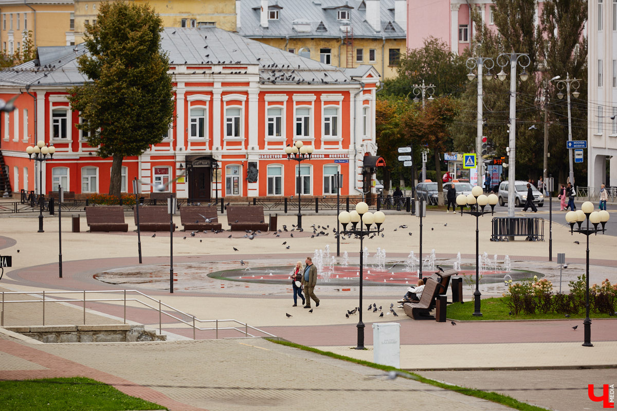 Хрущевки и серые «панельки» — неотъемлемая часть атмосферы русских городов. Но есть мнение, что такие непривлекательные сооружения угнетающе действуют на психику жителей. Уместны ли существующие цветовые доминанты в городской среде и нужно ли увеличивать их число в будущем? «Ключ-Медиа» объяснила владимирский архитектор.