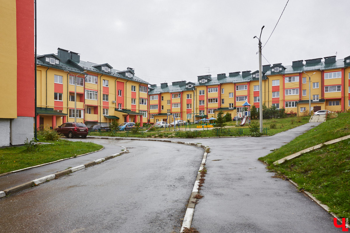 Хрущевки и серые «панельки» — неотъемлемая часть атмосферы русских городов. Но есть мнение, что такие непривлекательные сооружения угнетающе действуют на психику жителей. Уместны ли существующие цветовые доминанты в городской среде и нужно ли увеличивать их число в будущем? «Ключ-Медиа» объяснила владимирский архитектор.