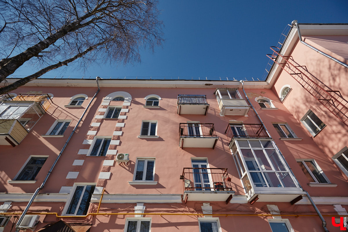 Хрущевки и серые «панельки» — неотъемлемая часть атмосферы русских городов. Но есть мнение, что такие непривлекательные сооружения угнетающе действуют на психику жителей. Уместны ли существующие цветовые доминанты в городской среде и нужно ли увеличивать их число в будущем? «Ключ-Медиа» объяснила владимирский архитектор.