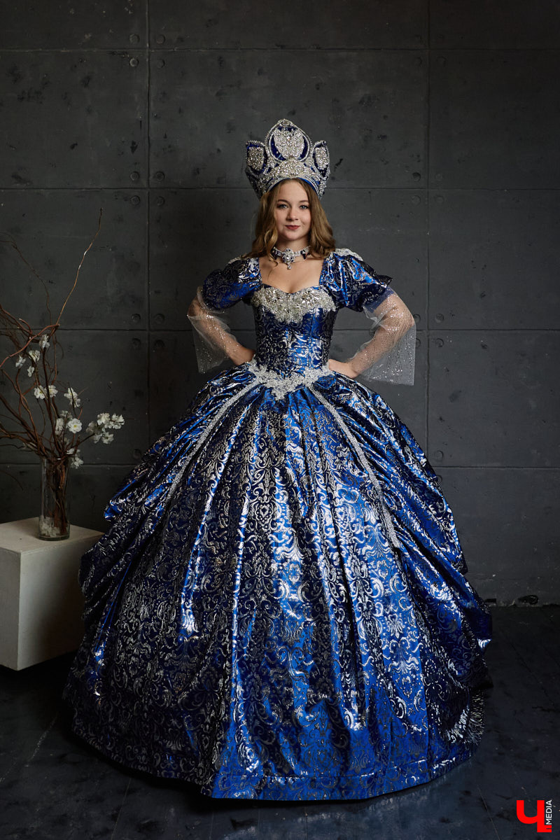 Майя Филимонова не только звезда пауэрлифтинга и конкурсов красоты. С недавних пор она пробует себя в роли дизайнера. Главным достижением начинающей швеи является недавно завершенный нарядный триколор: девушка явила на свет роскошные платья в белом, красном и синем цветах. Последнее «императорское» творение вживую увидел «Ключ-Медиа».