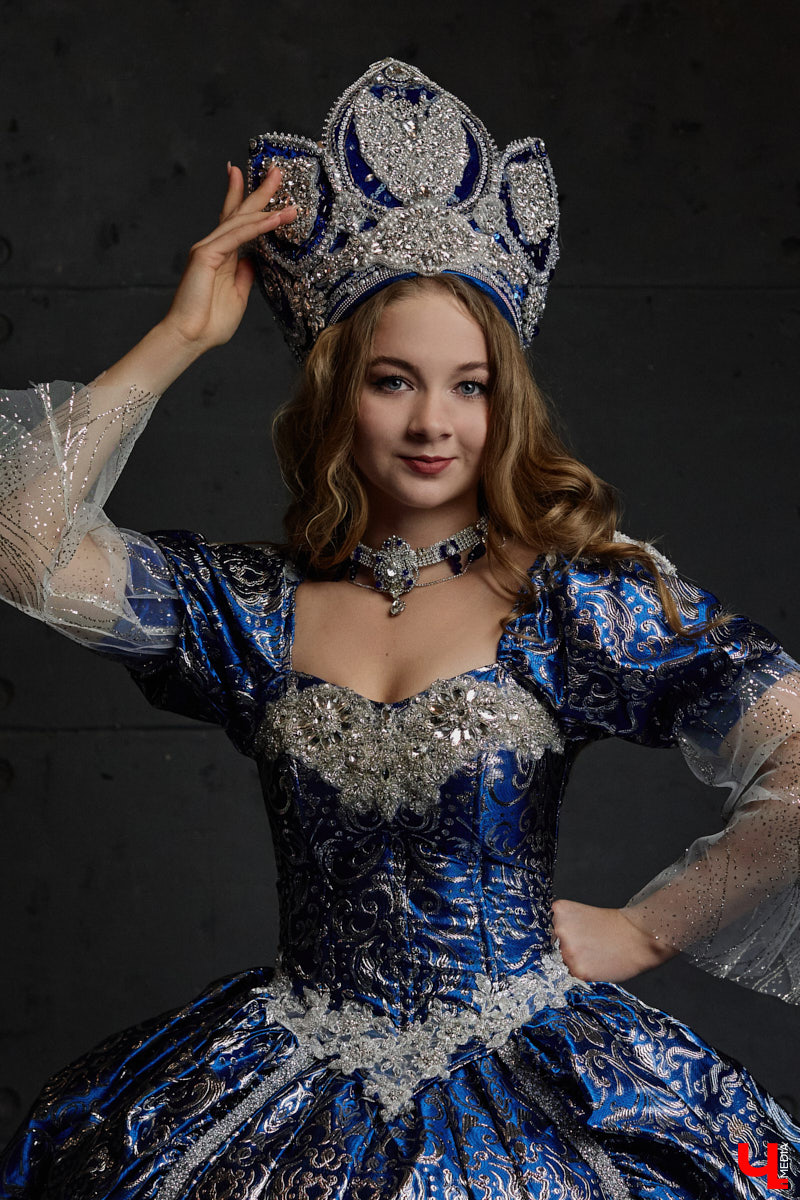 Майя Филимонова не только звезда пауэрлифтинга и конкурсов красоты. С недавних пор она пробует себя в роли дизайнера. Главным достижением начинающей швеи является недавно завершенный нарядный триколор: девушка явила на свет роскошные платья в белом, красном и синем цветах. Последнее «императорское» творение вживую увидел «Ключ-Медиа».