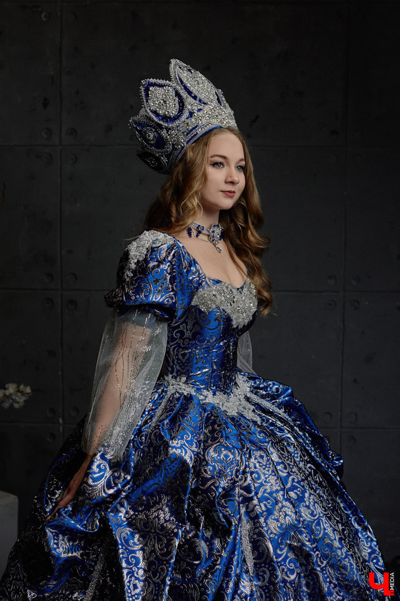 Майя Филимонова не только звезда пауэрлифтинга и конкурсов красоты. С недавних пор она пробует себя в роли дизайнера. Главным достижением начинающей швеи является недавно завершенный нарядный триколор: девушка явила на свет роскошные платья в белом, красном и синем цветах. Последнее «императорское» творение вживую увидел «Ключ-Медиа».