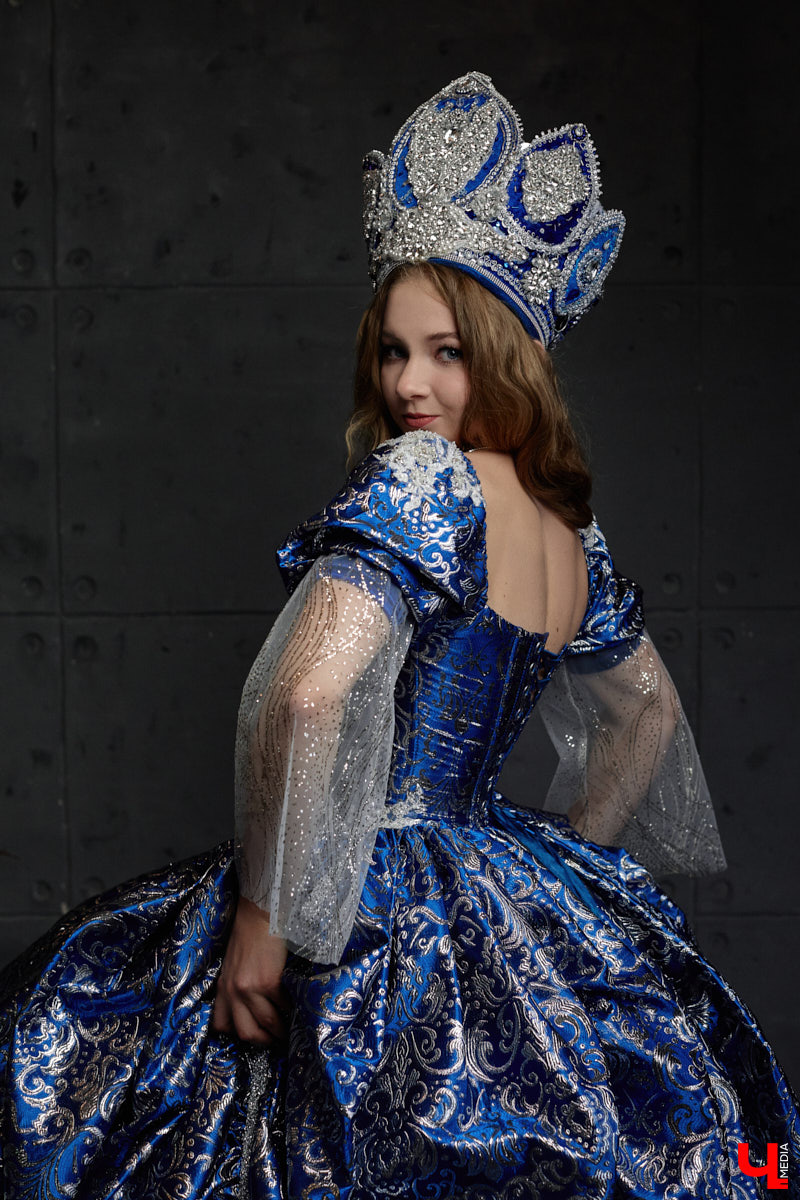 Майя Филимонова не только звезда пауэрлифтинга и конкурсов красоты. С недавних пор она пробует себя в роли дизайнера. Главным достижением начинающей швеи является недавно завершенный нарядный триколор: девушка явила на свет роскошные платья в белом, красном и синем цветах. Последнее «императорское» творение вживую увидел «Ключ-Медиа».