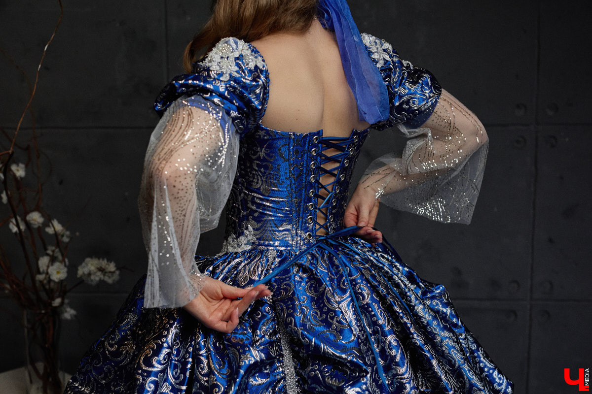 Майя Филимонова не только звезда пауэрлифтинга и конкурсов красоты. С недавних пор она пробует себя в роли дизайнера. Главным достижением начинающей швеи является недавно завершенный нарядный триколор: девушка явила на свет роскошные платья в белом, красном и синем цветах. Последнее «императорское» творение вживую увидел «Ключ-Медиа».