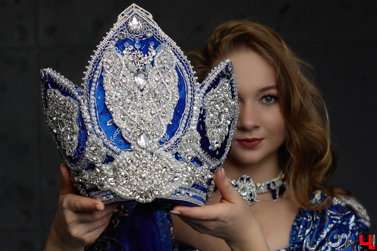 Майя Филимонова не только звезда пауэрлифтинга и конкурсов красоты. С недавних пор она пробует себя в роли дизайнера. Главным достижением начинающей швеи является недавно завершенный нарядный триколор: девушка явила на свет роскошные платья в белом, красном и синем цветах. Последнее «императорское» творение вживую увидел «Ключ-Медиа».