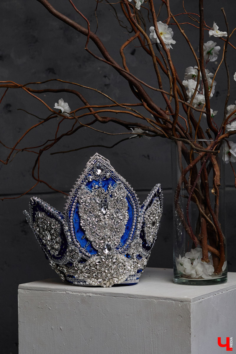 Майя Филимонова не только звезда пауэрлифтинга и конкурсов красоты. С недавних пор она пробует себя в роли дизайнера. Главным достижением начинающей швеи является недавно завершенный нарядный триколор: девушка явила на свет роскошные платья в белом, красном и синем цветах. Последнее «императорское» творение вживую увидел «Ключ-Медиа».