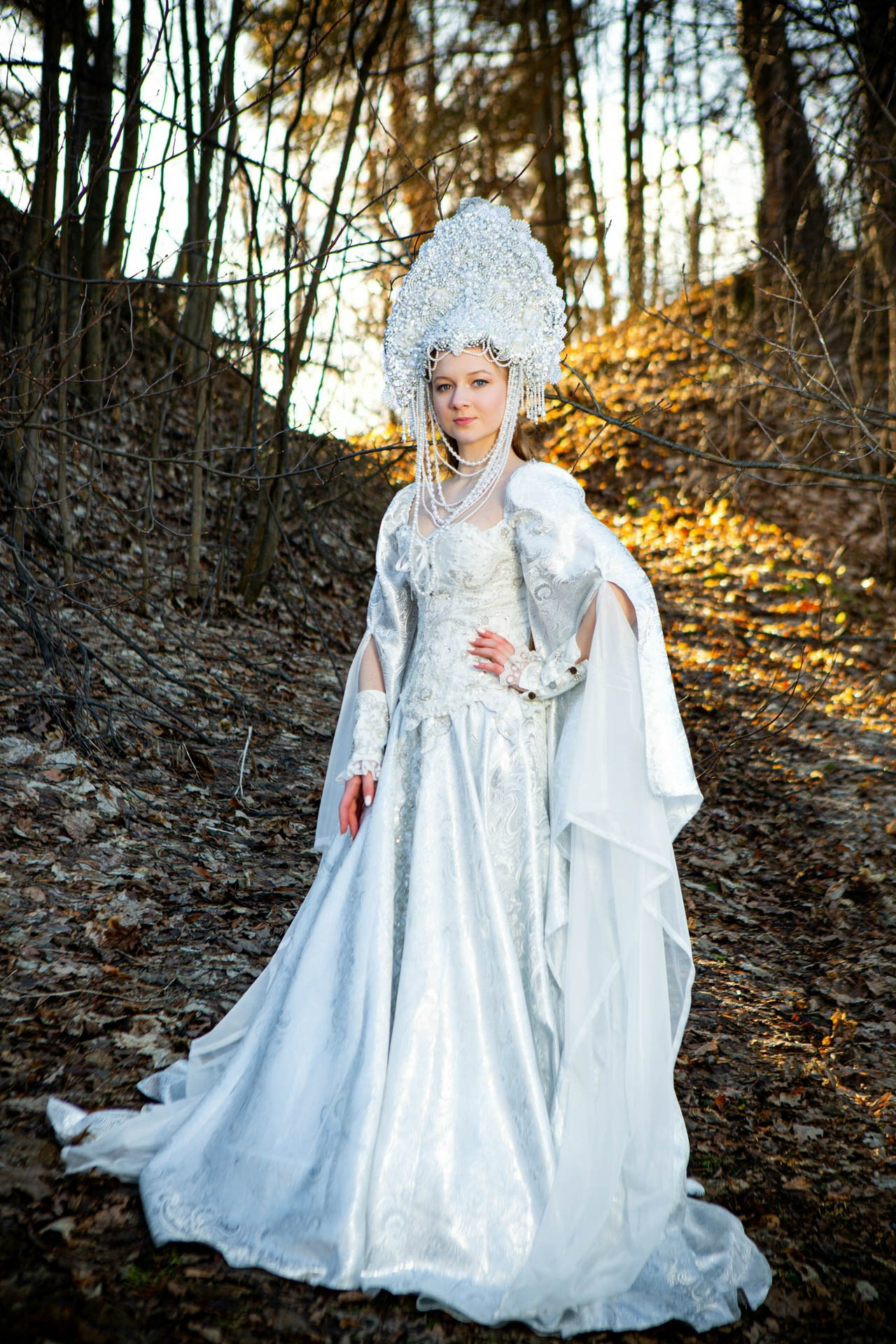 Майя Филимонова не только звезда пауэрлифтинга и конкурсов красоты. С недавних пор она пробует себя в роли дизайнера. Главным достижением начинающей швеи является недавно завершенный нарядный триколор: девушка явила на свет роскошные платья в белом, красном и синем цветах. Последнее «императорское» творение вживую увидел «Ключ-Медиа».