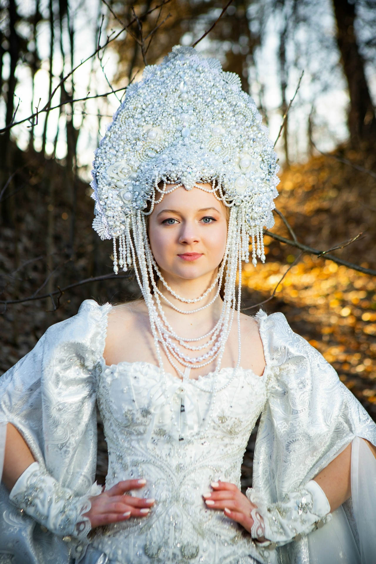 Майя Филимонова не только звезда пауэрлифтинга и конкурсов красоты. С недавних пор она пробует себя в роли дизайнера. Главным достижением начинающей швеи является недавно завершенный нарядный триколор: девушка явила на свет роскошные платья в белом, красном и синем цветах. Последнее «императорское» творение вживую увидел «Ключ-Медиа».