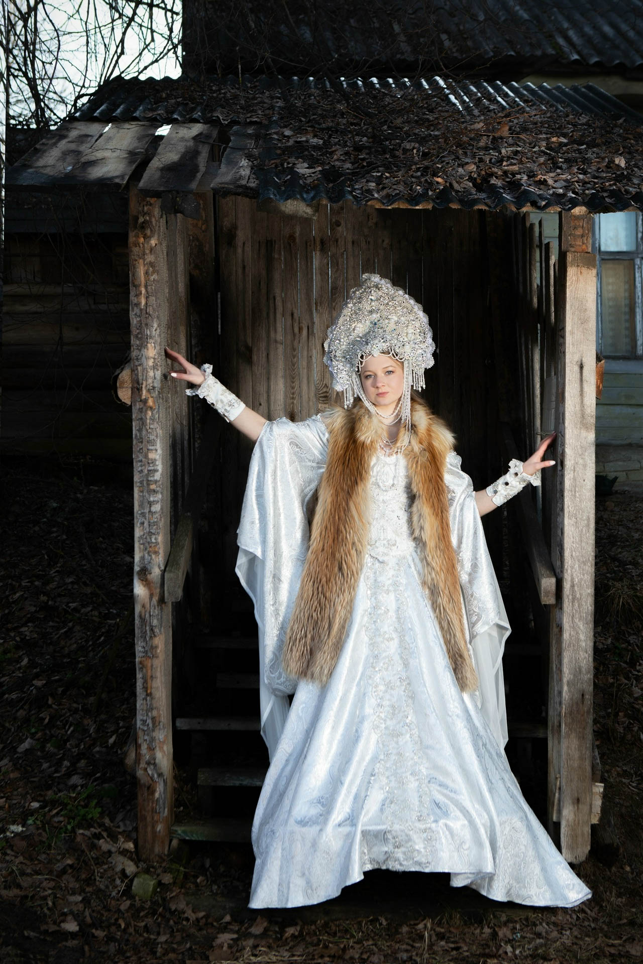 Майя Филимонова не только звезда пауэрлифтинга и конкурсов красоты. С недавних пор она пробует себя в роли дизайнера. Главным достижением начинающей швеи является недавно завершенный нарядный триколор: девушка явила на свет роскошные платья в белом, красном и синем цветах. Последнее «императорское» творение вживую увидел «Ключ-Медиа».