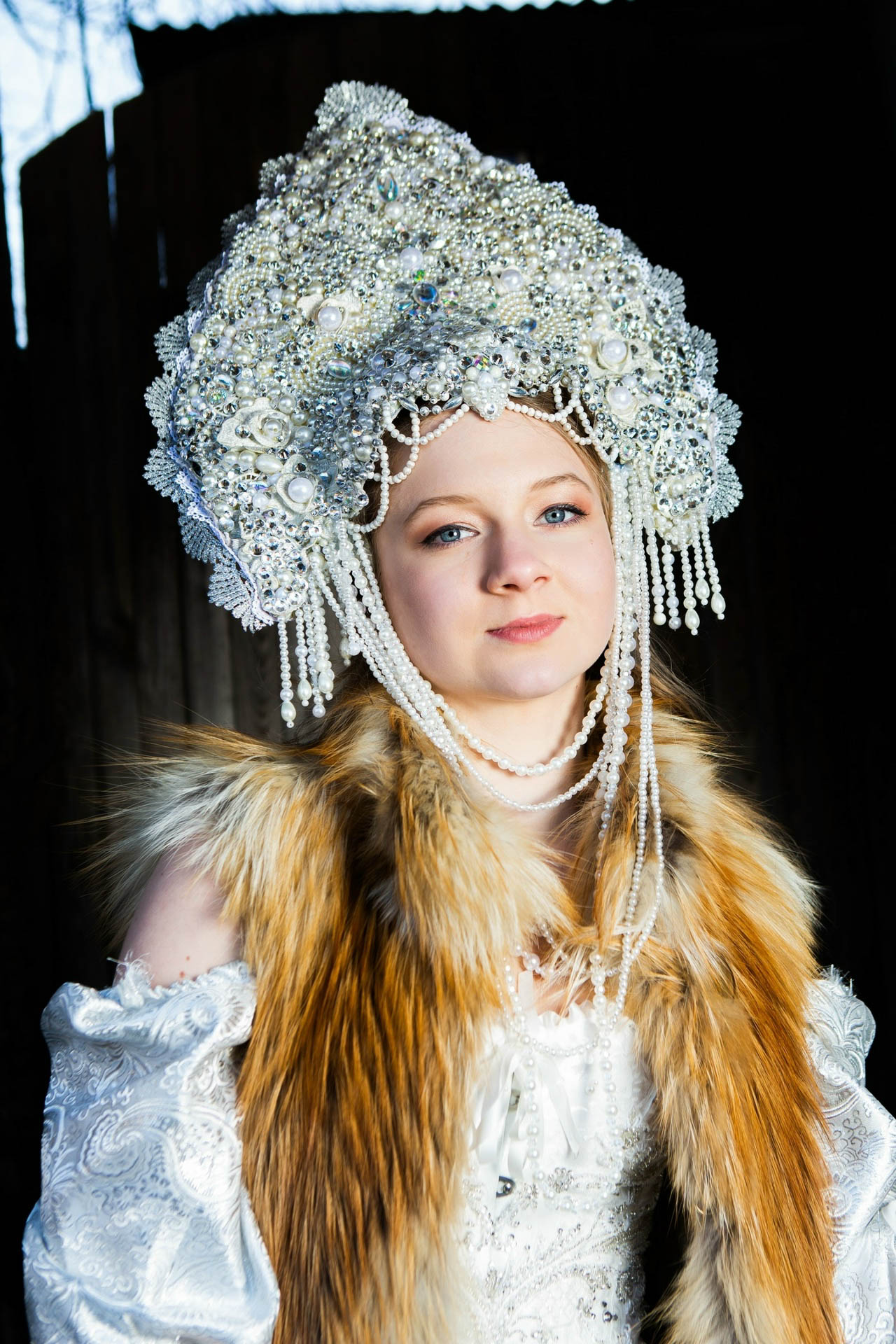 Майя Филимонова не только звезда пауэрлифтинга и конкурсов красоты. С недавних пор она пробует себя в роли дизайнера. Главным достижением начинающей швеи является недавно завершенный нарядный триколор: девушка явила на свет роскошные платья в белом, красном и синем цветах. Последнее «императорское» творение вживую увидел «Ключ-Медиа».