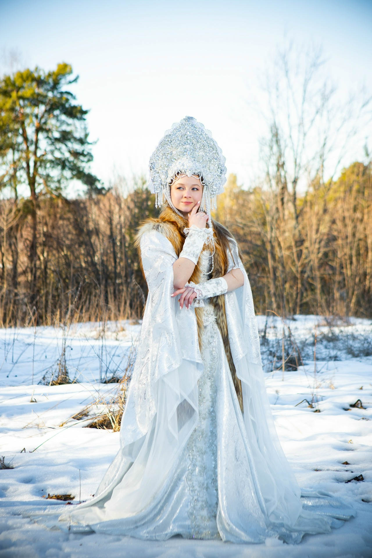 Майя Филимонова не только звезда пауэрлифтинга и конкурсов красоты. С недавних пор она пробует себя в роли дизайнера. Главным достижением начинающей швеи является недавно завершенный нарядный триколор: девушка явила на свет роскошные платья в белом, красном и синем цветах. Последнее «императорское» творение вживую увидел «Ключ-Медиа».