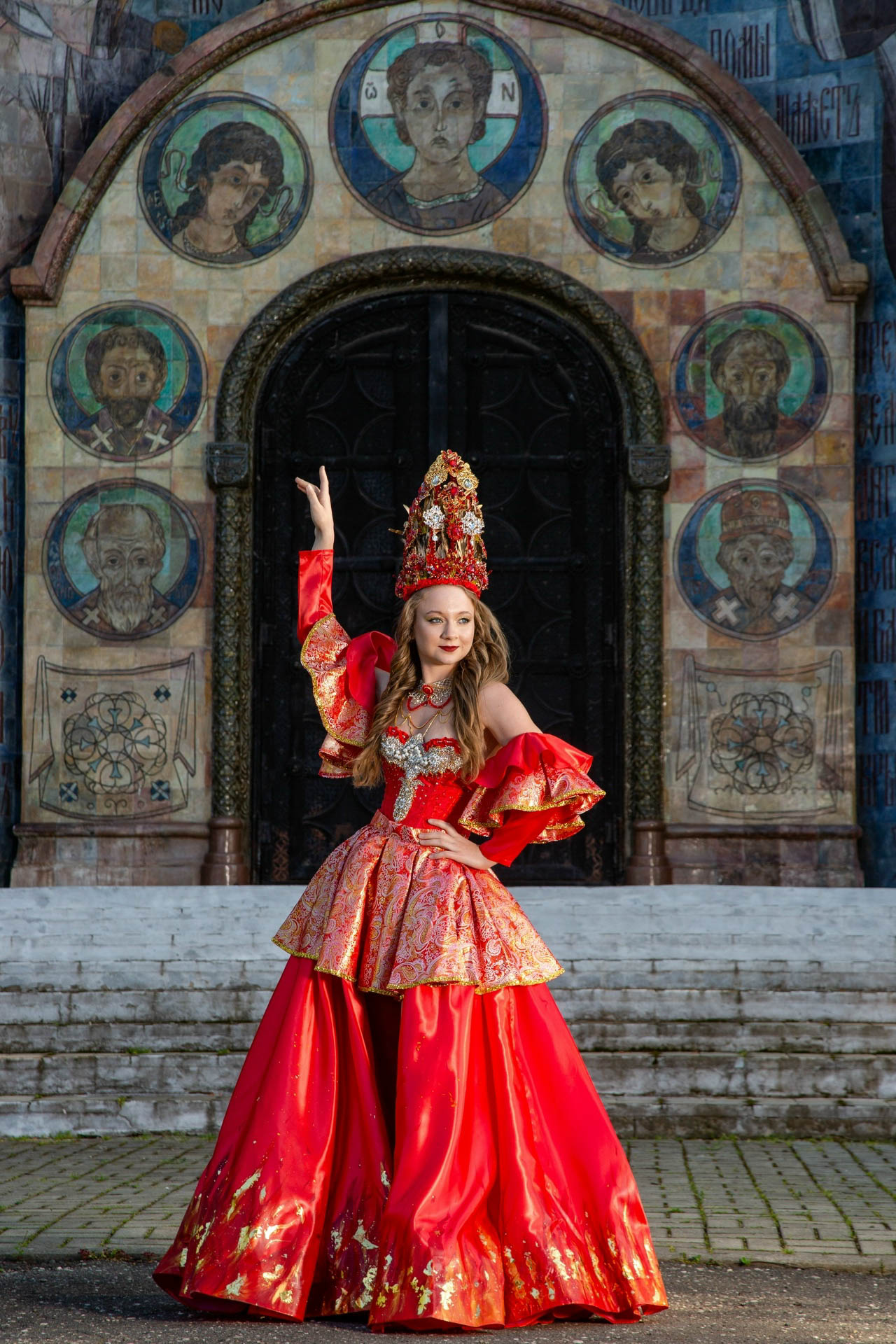 Майя Филимонова не только звезда пауэрлифтинга и конкурсов красоты. С недавних пор она пробует себя в роли дизайнера. Главным достижением начинающей швеи является недавно завершенный нарядный триколор: девушка явила на свет роскошные платья в белом, красном и синем цветах. Последнее «императорское» творение вживую увидел «Ключ-Медиа».