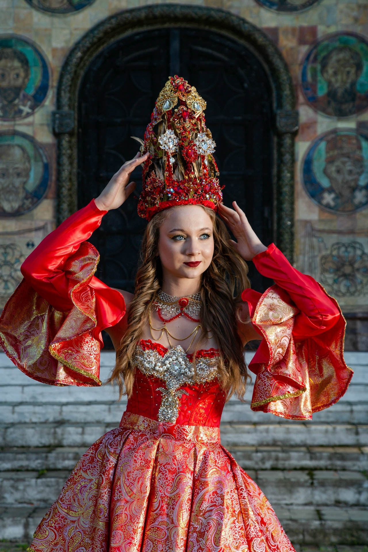 Майя Филимонова не только звезда пауэрлифтинга и конкурсов красоты. С недавних пор она пробует себя в роли дизайнера. Главным достижением начинающей швеи является недавно завершенный нарядный триколор: девушка явила на свет роскошные платья в белом, красном и синем цветах. Последнее «императорское» творение вживую увидел «Ключ-Медиа».