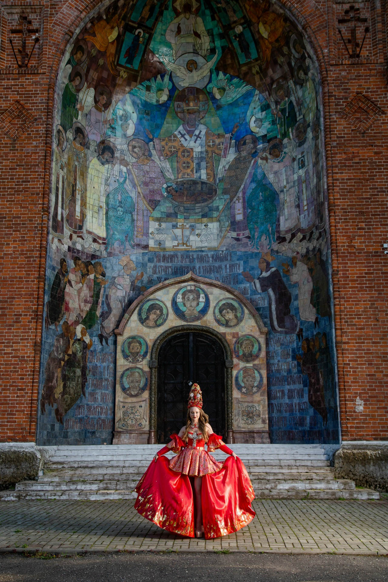 Майя Филимонова не только звезда пауэрлифтинга и конкурсов красоты. С недавних пор она пробует себя в роли дизайнера. Главным достижением начинающей швеи является недавно завершенный нарядный триколор: девушка явила на свет роскошные платья в белом, красном и синем цветах. Последнее «императорское» творение вживую увидел «Ключ-Медиа».