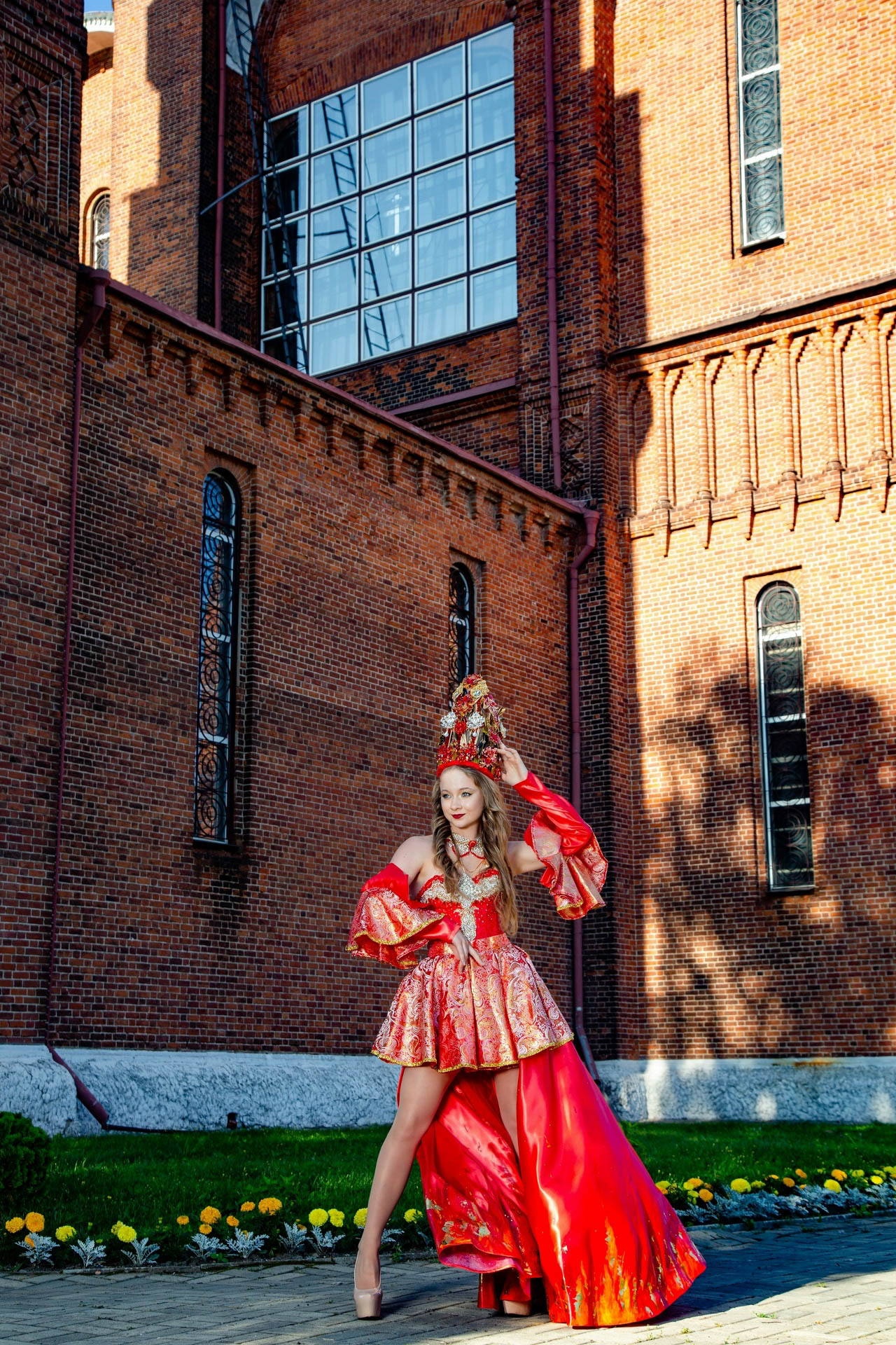 Майя Филимонова не только звезда пауэрлифтинга и конкурсов красоты. С недавних пор она пробует себя в роли дизайнера. Главным достижением начинающей швеи является недавно завершенный нарядный триколор: девушка явила на свет роскошные платья в белом, красном и синем цветах. Последнее «императорское» творение вживую увидел «Ключ-Медиа».