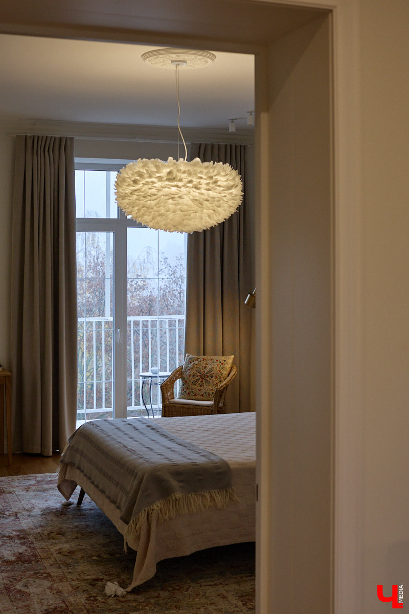 Татьяна Селезнева не только хозяйка двухкомнатной квартиры на Октябрьском проспекте, но и дизайнер интерьера. Как преображалась «сталинка» с сумасшедшим видом на обе стороны с помощью декора и стилистических решений, «Ключ-Медиа» поведала создательница пространства.