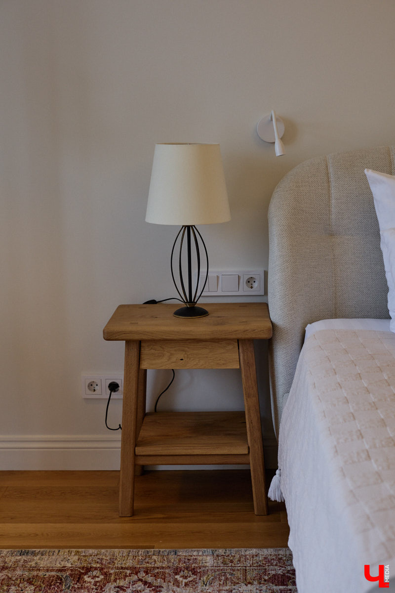 Татьяна Селезнева не только хозяйка двухкомнатной квартиры на Октябрьском проспекте, но и дизайнер интерьера. Как преображалась «сталинка» с сумасшедшим видом на обе стороны с помощью декора и стилистических решений, «Ключ-Медиа» поведала создательница пространства.