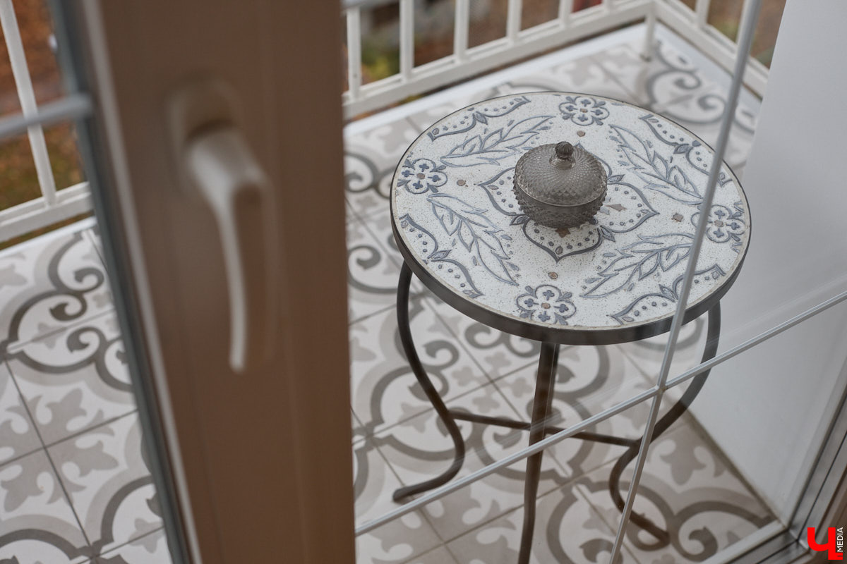 Татьяна Селезнева не только хозяйка двухкомнатной квартиры на Октябрьском проспекте, но и дизайнер интерьера. Как преображалась «сталинка» с сумасшедшим видом на обе стороны с помощью декора и стилистических решений, «Ключ-Медиа» поведала создательница пространства.