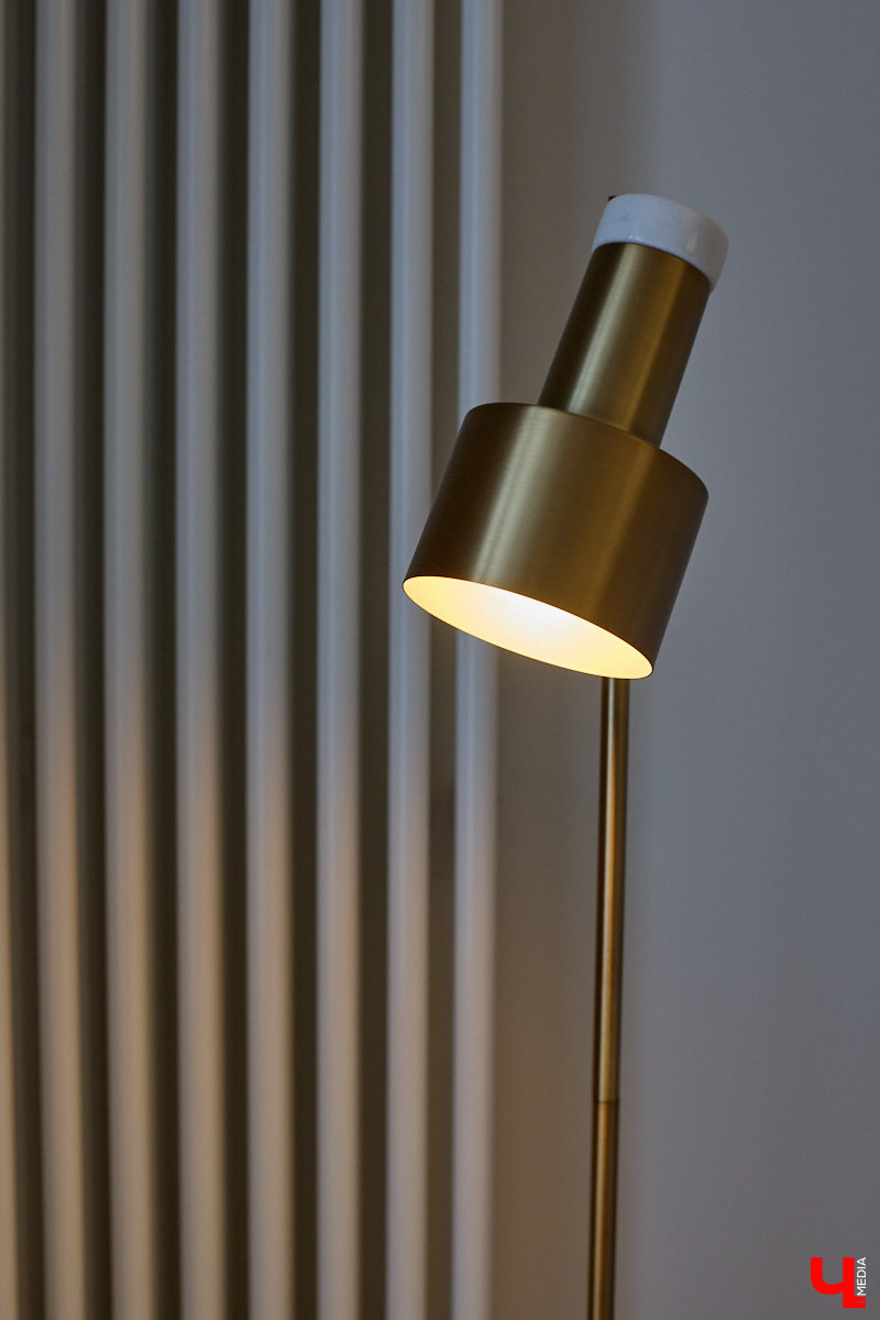 Татьяна Селезнева не только хозяйка двухкомнатной квартиры на Октябрьском проспекте, но и дизайнер интерьера. Как преображалась «сталинка» с сумасшедшим видом на обе стороны с помощью декора и стилистических решений, «Ключ-Медиа» поведала создательница пространства.