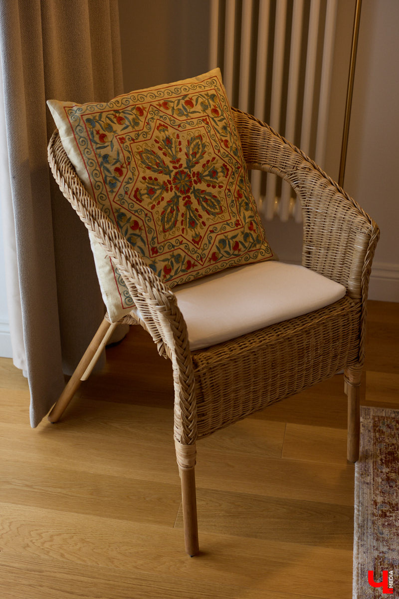 Татьяна Селезнева не только хозяйка двухкомнатной квартиры на Октябрьском проспекте, но и дизайнер интерьера. Как преображалась «сталинка» с сумасшедшим видом на обе стороны с помощью декора и стилистических решений, «Ключ-Медиа» поведала создательница пространства.