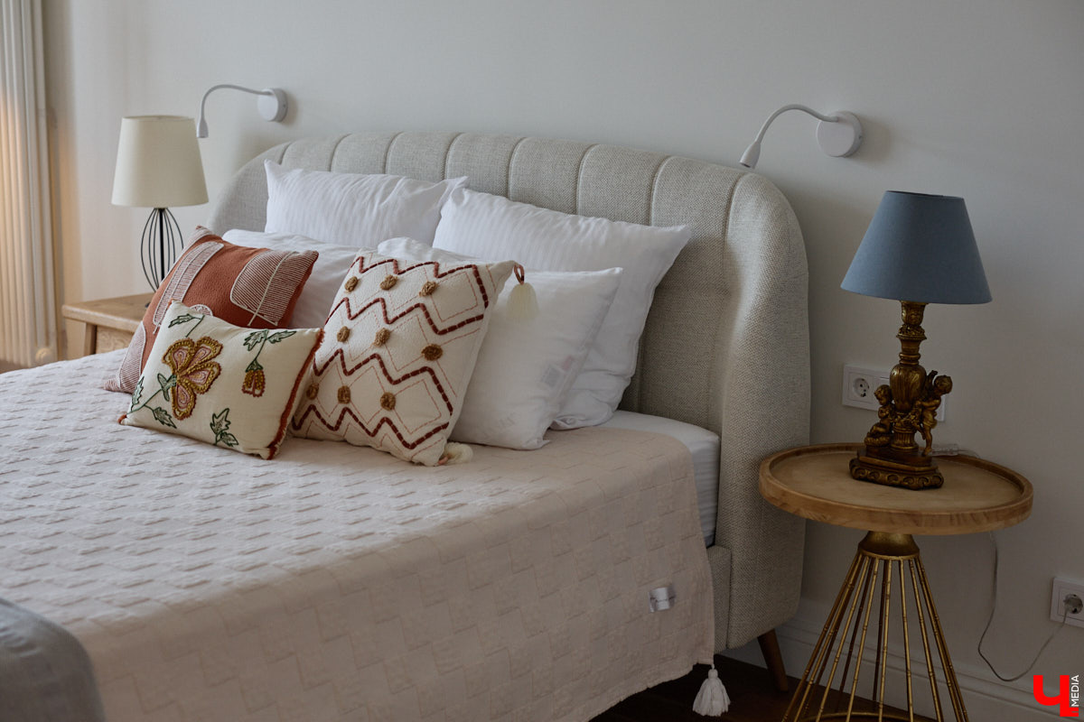 Татьяна Селезнева не только хозяйка двухкомнатной квартиры на Октябрьском проспекте, но и дизайнер интерьера. Как преображалась «сталинка» с сумасшедшим видом на обе стороны с помощью декора и стилистических решений, «Ключ-Медиа» поведала создательница пространства.