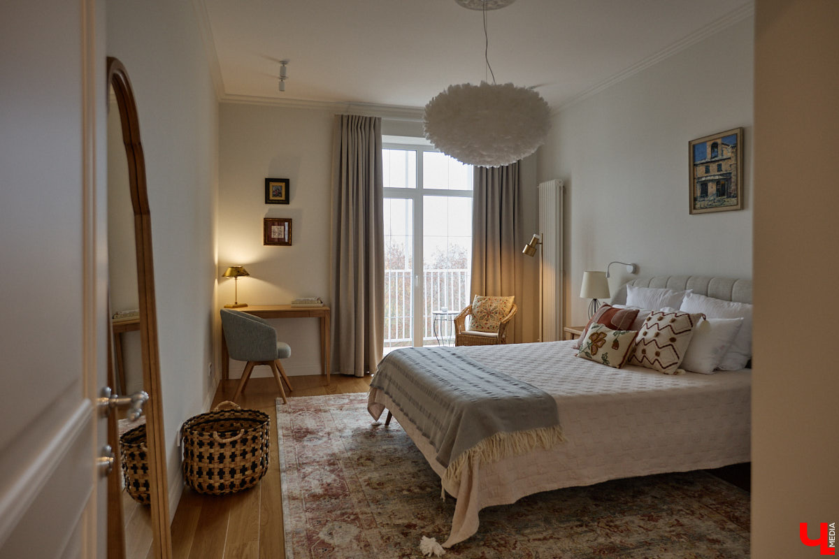 Татьяна Селезнева не только хозяйка двухкомнатной квартиры на Октябрьском проспекте, но и дизайнер интерьера. Как преображалась «сталинка» с сумасшедшим видом на обе стороны с помощью декора и стилистических решений, «Ключ-Медиа» поведала создательница пространства.