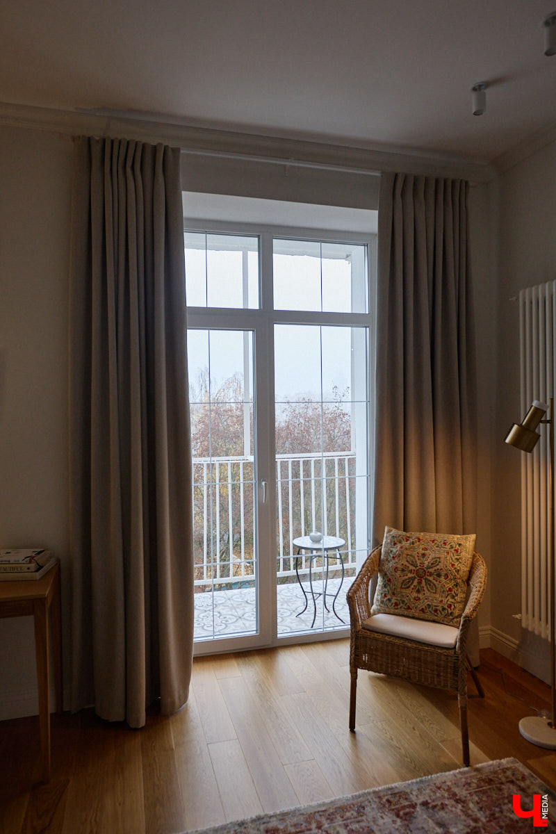 Татьяна Селезнева не только хозяйка двухкомнатной квартиры на Октябрьском проспекте, но и дизайнер интерьера. Как преображалась «сталинка» с сумасшедшим видом на обе стороны с помощью декора и стилистических решений, «Ключ-Медиа» поведала создательница пространства.