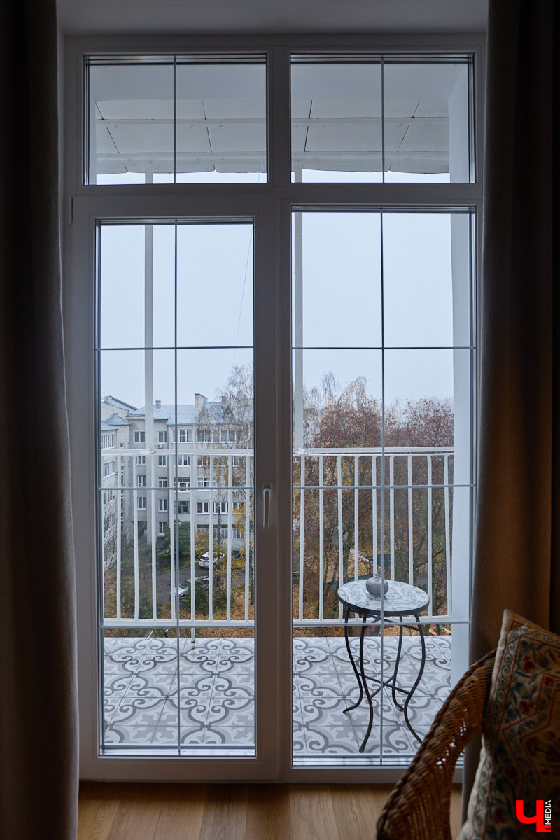 Татьяна Селезнева не только хозяйка двухкомнатной квартиры на Октябрьском проспекте, но и дизайнер интерьера. Как преображалась «сталинка» с сумасшедшим видом на обе стороны с помощью декора и стилистических решений, «Ключ-Медиа» поведала создательница пространства.