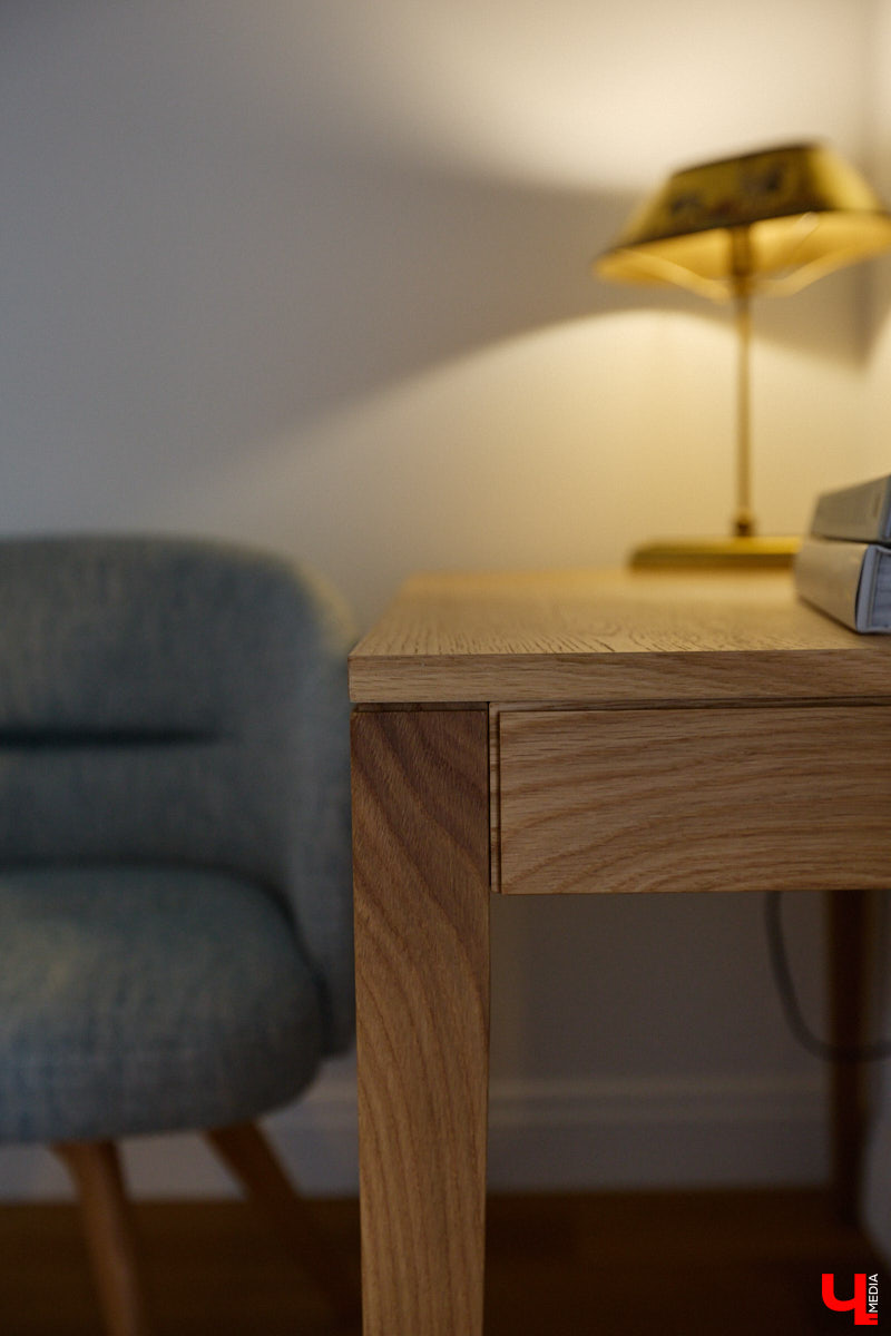 Татьяна Селезнева не только хозяйка двухкомнатной квартиры на Октябрьском проспекте, но и дизайнер интерьера. Как преображалась «сталинка» с сумасшедшим видом на обе стороны с помощью декора и стилистических решений, «Ключ-Медиа» поведала создательница пространства.