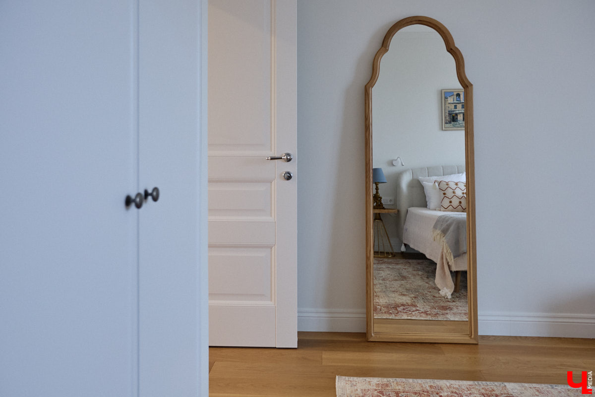 Татьяна Селезнева не только хозяйка двухкомнатной квартиры на Октябрьском проспекте, но и дизайнер интерьера. Как преображалась «сталинка» с сумасшедшим видом на обе стороны с помощью декора и стилистических решений, «Ключ-Медиа» поведала создательница пространства.