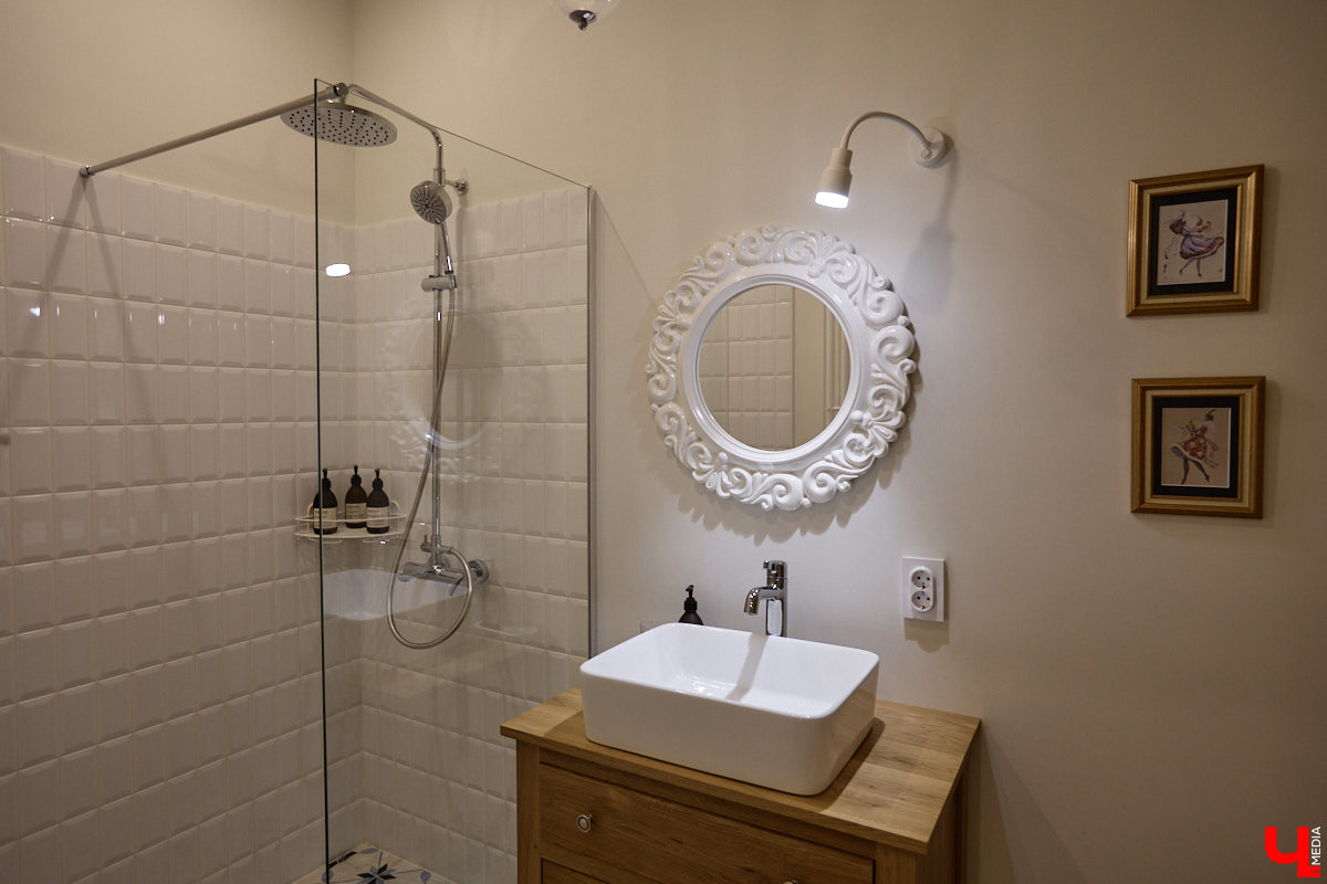 Татьяна Селезнева не только хозяйка двухкомнатной квартиры на Октябрьском проспекте, но и дизайнер интерьера. Как преображалась «сталинка» с сумасшедшим видом на обе стороны с помощью декора и стилистических решений, «Ключ-Медиа» поведала создательница пространства.