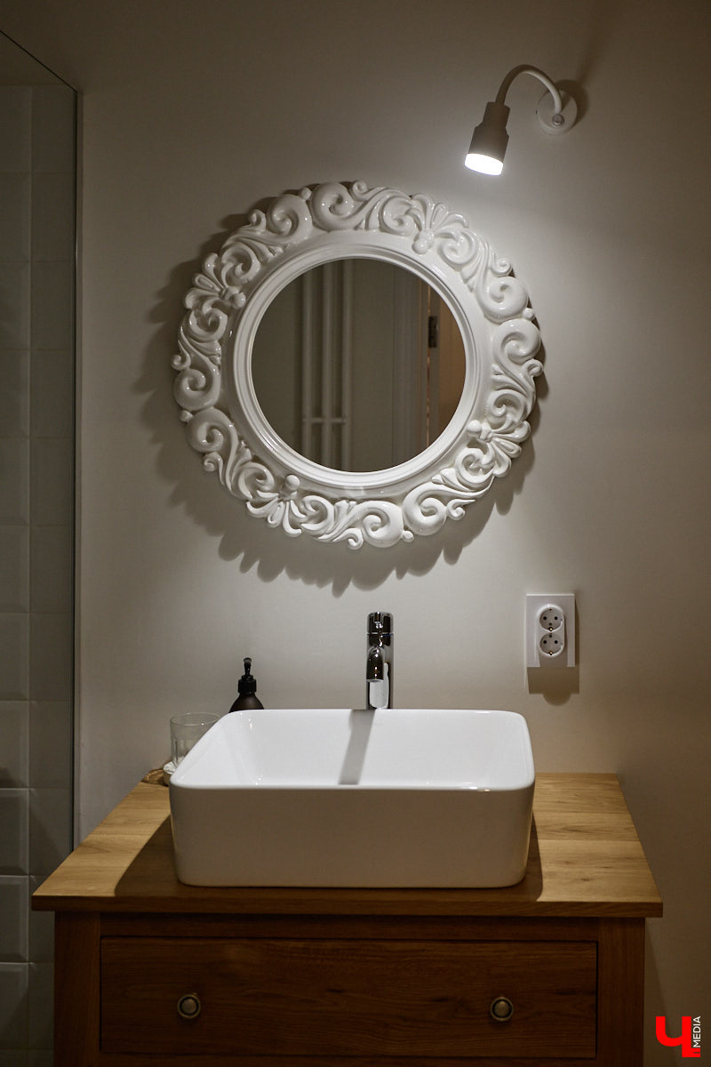 Татьяна Селезнева не только хозяйка двухкомнатной квартиры на Октябрьском проспекте, но и дизайнер интерьера. Как преображалась «сталинка» с сумасшедшим видом на обе стороны с помощью декора и стилистических решений, «Ключ-Медиа» поведала создательница пространства.