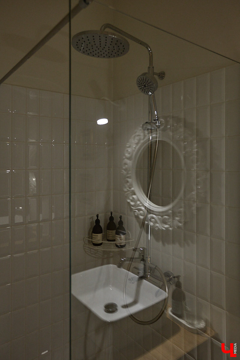 Татьяна Селезнева не только хозяйка двухкомнатной квартиры на Октябрьском проспекте, но и дизайнер интерьера. Как преображалась «сталинка» с сумасшедшим видом на обе стороны с помощью декора и стилистических решений, «Ключ-Медиа» поведала создательница пространства.