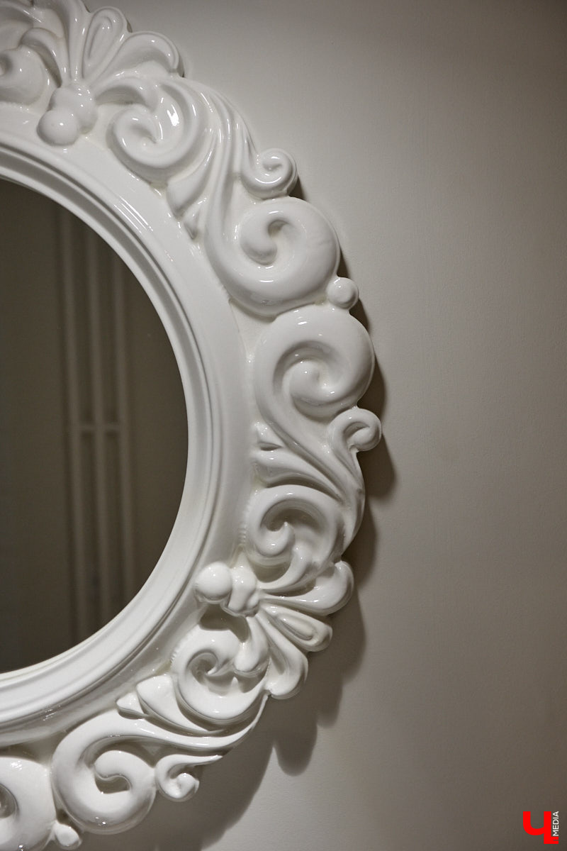 Татьяна Селезнева не только хозяйка двухкомнатной квартиры на Октябрьском проспекте, но и дизайнер интерьера. Как преображалась «сталинка» с сумасшедшим видом на обе стороны с помощью декора и стилистических решений, «Ключ-Медиа» поведала создательница пространства.