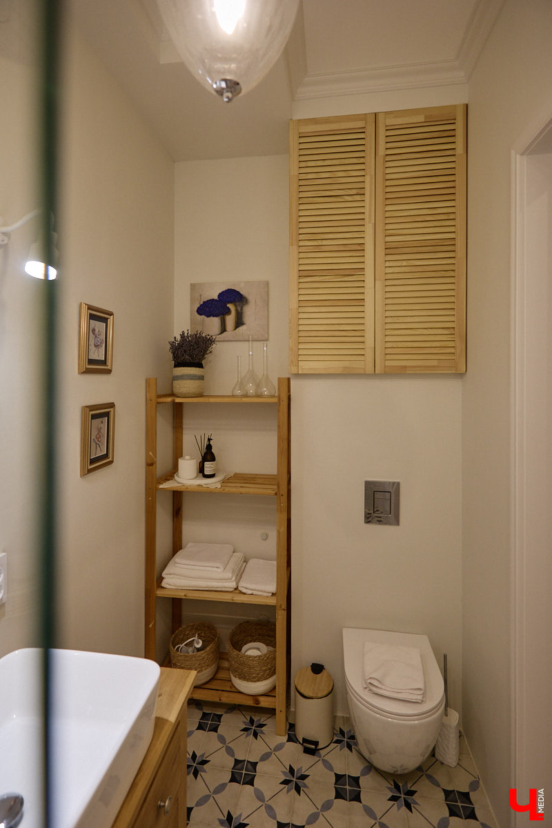 Татьяна Селезнева не только хозяйка двухкомнатной квартиры на Октябрьском проспекте, но и дизайнер интерьера. Как преображалась «сталинка» с сумасшедшим видом на обе стороны с помощью декора и стилистических решений, «Ключ-Медиа» поведала создательница пространства.