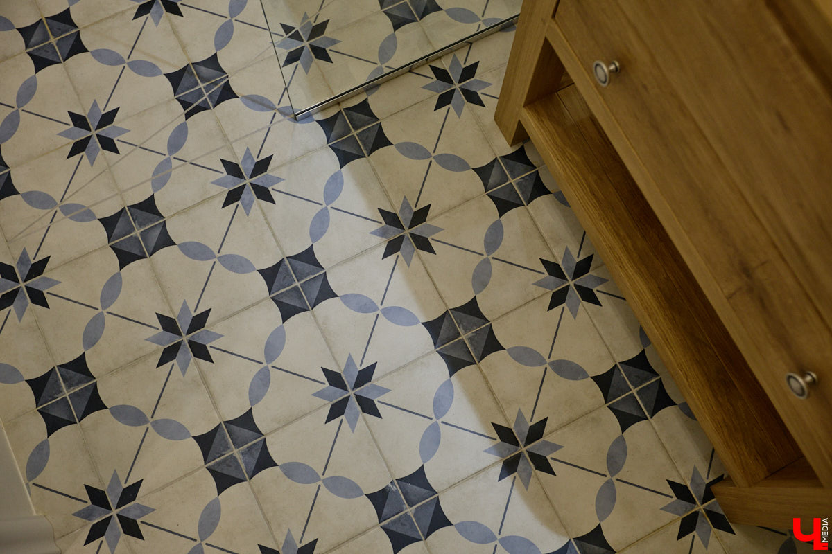 Татьяна Селезнева не только хозяйка двухкомнатной квартиры на Октябрьском проспекте, но и дизайнер интерьера. Как преображалась «сталинка» с сумасшедшим видом на обе стороны с помощью декора и стилистических решений, «Ключ-Медиа» поведала создательница пространства.