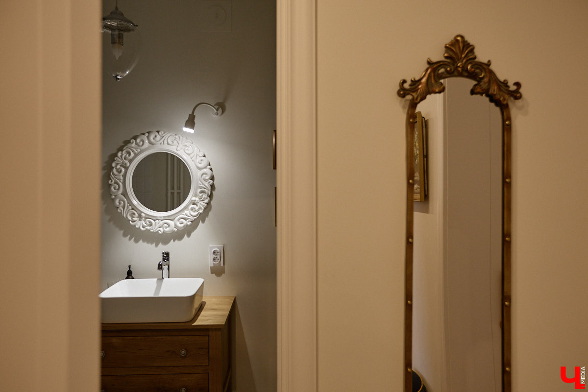 Татьяна Селезнева не только хозяйка двухкомнатной квартиры на Октябрьском проспекте, но и дизайнер интерьера. Как преображалась «сталинка» с сумасшедшим видом на обе стороны с помощью декора и стилистических решений, «Ключ-Медиа» поведала создательница пространства.